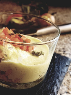 Una foto de Vaso con Espuma de Aguacate, Atún y Tomate (Navidad)