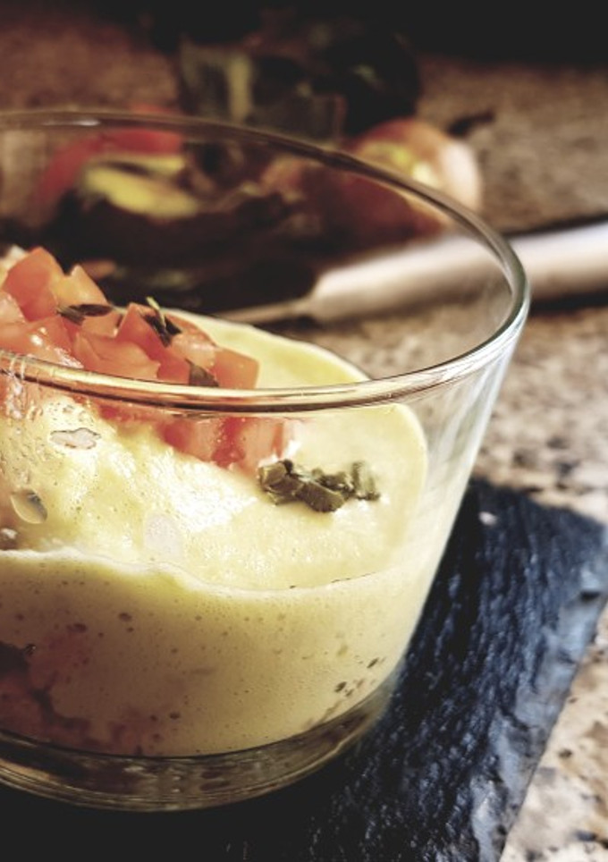 Una foto de Vaso con Espuma de Aguacate, Atún y Tomate (Navidad)