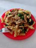 Brócoli con espinaca, pasta y pollo