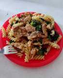 Brócoli con espinaca, pasta y pollo