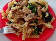 Una foto de pasta pollo brócoli
