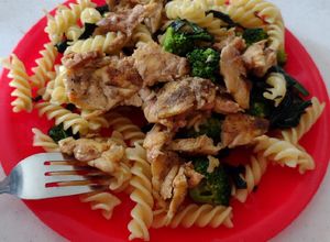 Una foto de Brócoli con espinaca, pasta y pollo