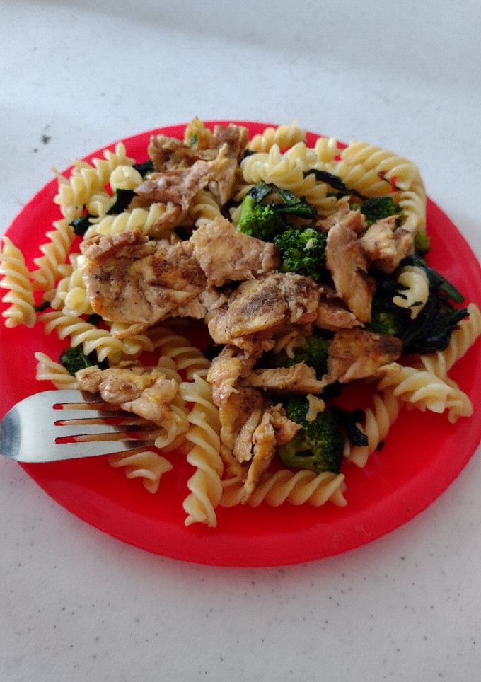 Una foto de Brócoli con espinaca, pasta y pollo