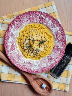 Una foto de One pot spaghetti al azafrán 🌱 Plato vegetariano con opción vegana