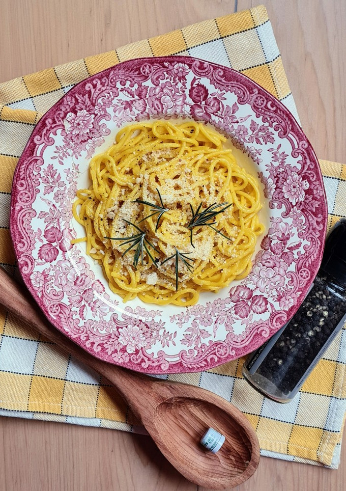 Una foto de One pot spaghetti al azafrán 🌱 Plato vegetariano con opción vegana