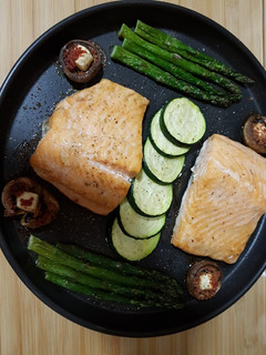 Una foto de Salmón al horno con verduras