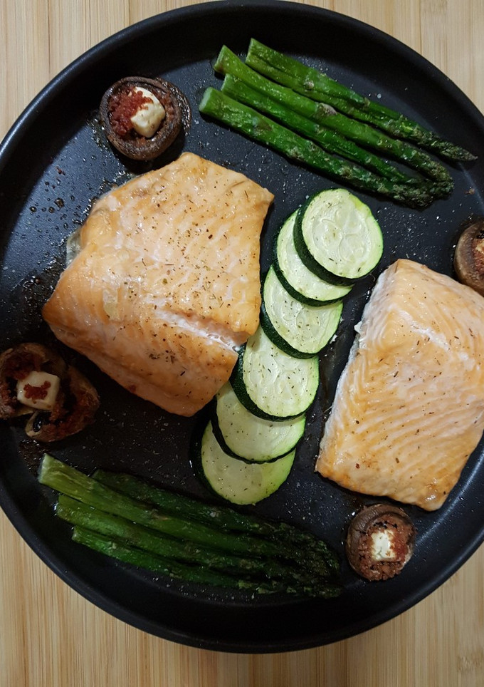Una foto de Salmón al horno con verduras