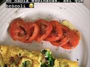 Una foto de omelette de brócoli