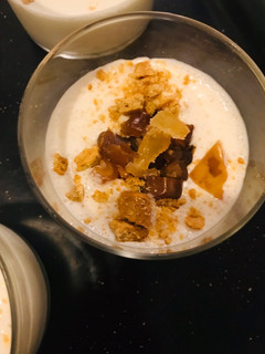 Una foto de Postre de kéfir y queso crema, con dátil y jengibre