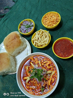 મિસળ પાઉ (Misal Pav Recipe In Gujarati) રેસીપી મુખ્ય ફોટો