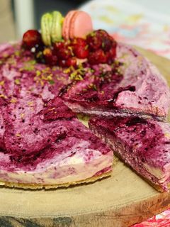 Una foto de Tarta de queso vegana con frutos rojos🍓