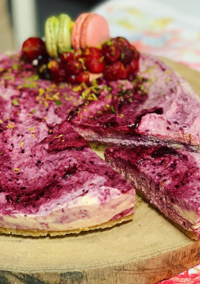 Una foto de Tarta de queso vegana con frutos rojos🍓