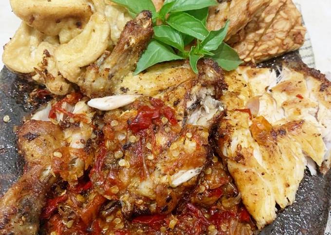 Ternyata begini lho! Resep memasak Ayam Penyet dijamin gurih
