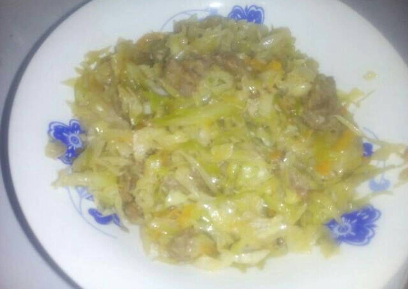 Mix cabbage and beef
