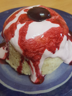 Una foto de Mug cake de cereza y yogur