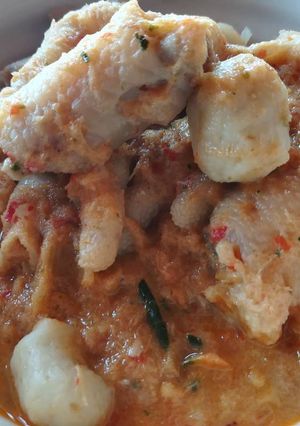 A picture of Rice Noodles with Fish Ball Coconut Curry.