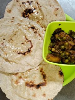 बाजरे की रोटी (bajre ki roti recipe in hindi) रेसिपी मुख्य फोटो