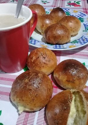 Una foto de Pancitos de orégano, rellenos de queso.🍞🧀