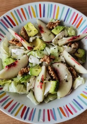 Una foto de Ensalada nectarina y aguacate