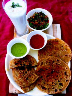 વેજીટેબલ સ્ટફ્ડ પરાઠા (Vegetable Stuffed Paratha Recipe In Gujarati) રેસીપી મુખ્ય ફોટો