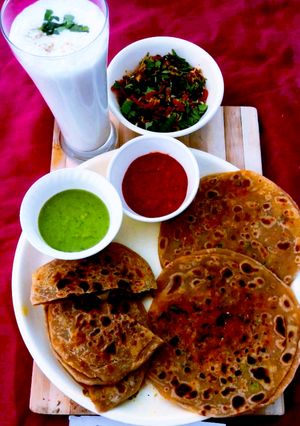 વેજીટેબલ સ્ટફ્ડ પરાઠા (Vegetable Stuffed Paratha Recipe In Gujarati) રેસીપી મુખ્ય ફોટો