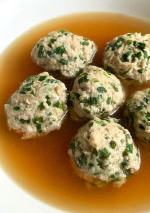 A picture of Pork & Garlic Chives Meatballs.
