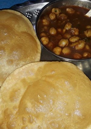 A picture of Puri chhole.