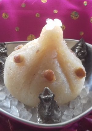 A picture of Coconut modak.