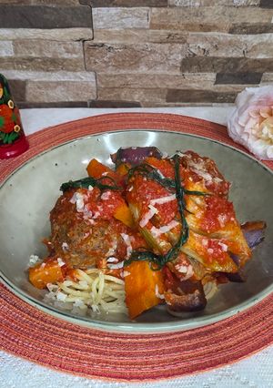 Una foto de Albóndigas de carne y alubias blancas