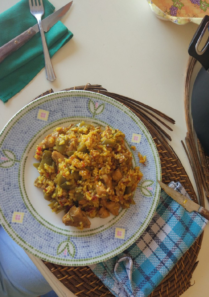 Una foto de Arroz con pollo y judías verdes