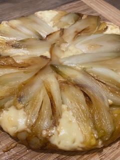 Une photo de Tarte tatin aux endives et maroilles
