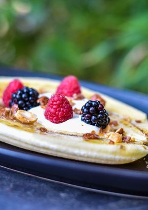 Une photo de Banana split aux fruits frais