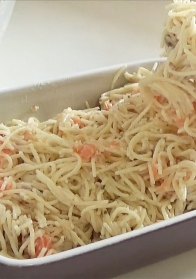 Una foto de Espaguetis en salsa con salmón ahumado, receta fácil y rápida