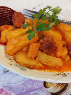 Paprikás krumpli kolbásszal gyors főző edényben gluténmentesen recept fotója