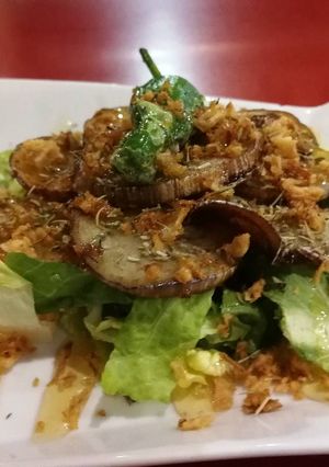 Foto principal de Soles dorados escarchados en césped [Vegan]