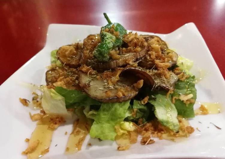 Soles dorados escarchados en césped [Vegan]