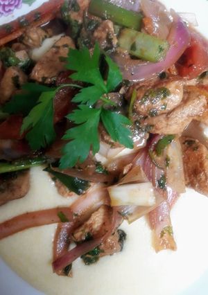 Una foto de Saltado de Pechuga de Pollo con Polenta🇵🇪