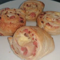 A picture of Bacon & cheese Scrolls.