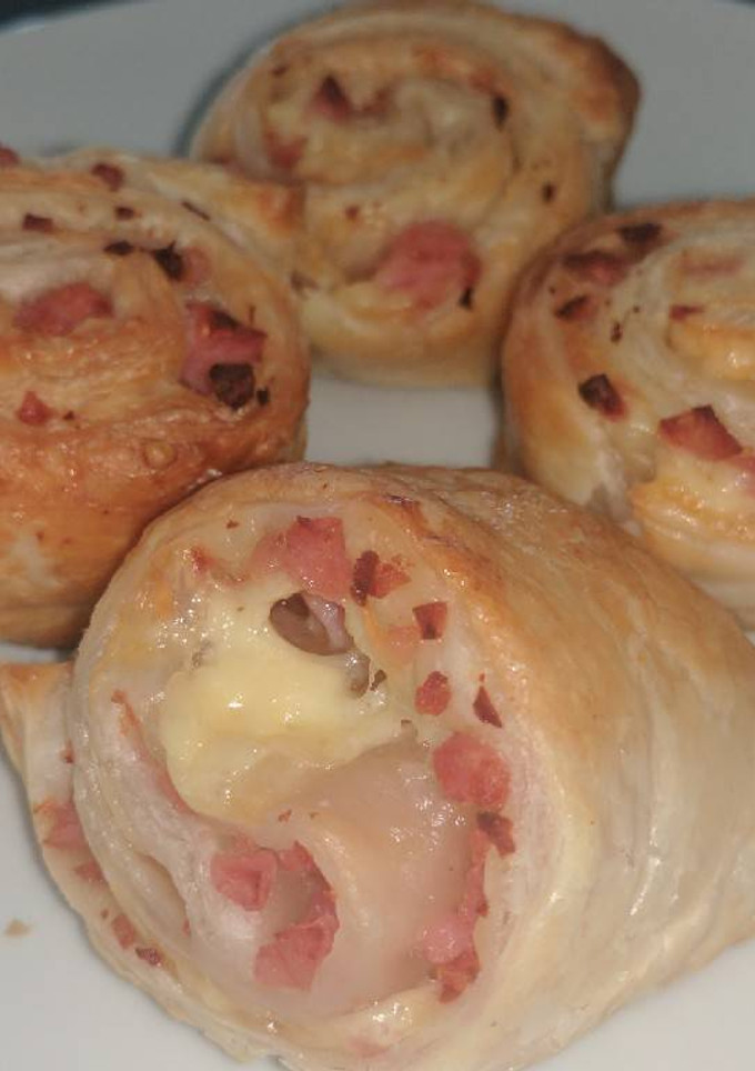 A picture of Bacon & cheese Scrolls.