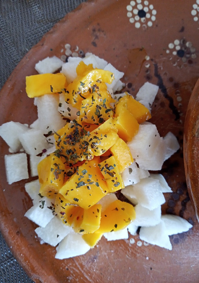Una foto de Ensalada de jícama y mango 🥗