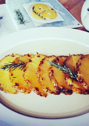 Une photo de Ananas poché au romarin