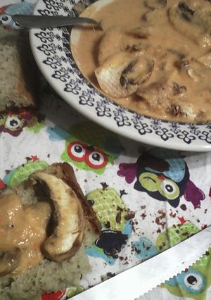 Una foto de Portobellos con salsa de gazpacho