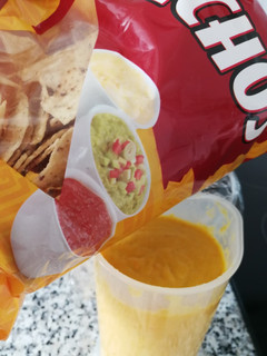 Una foto de No queso cheddar con nachos