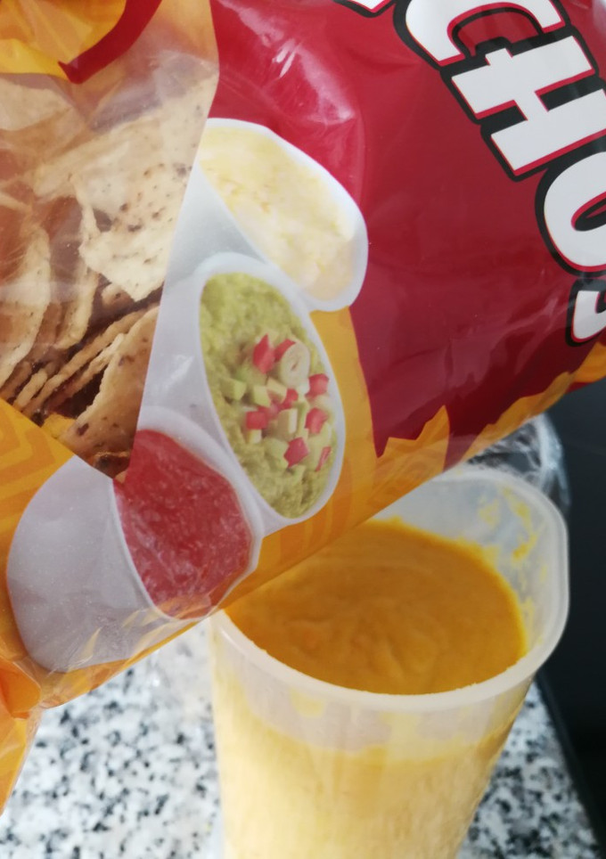 Una foto de No queso cheddar con nachos