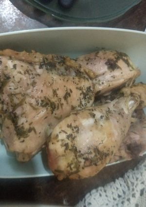 Una foto de Pollo al horno con papas y batatas fritas "truchas"