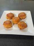 Bolitas de papa rellenas de queso y fritas en masa de bacalaitos