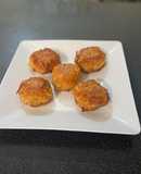 Bolitas de papa rellenas de queso y fritas en masa de bacalaitos