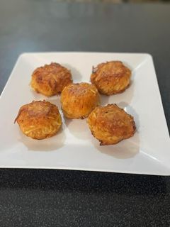 Una foto de Bolitas de papa rellenas de queso y fritas en masa de bacalaitos
