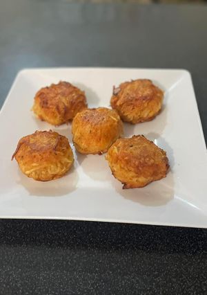 Una foto de Bolitas de papa rellenas de queso y fritas en masa de bacalaitos