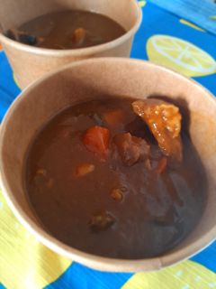 Una foto de Curry japonés con costillas y verduras